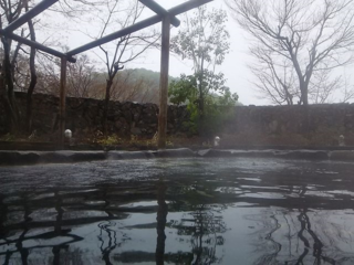 18.04.12雨の露天風呂.png