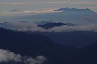 19.10.01雲の向こうに富士山.jpg